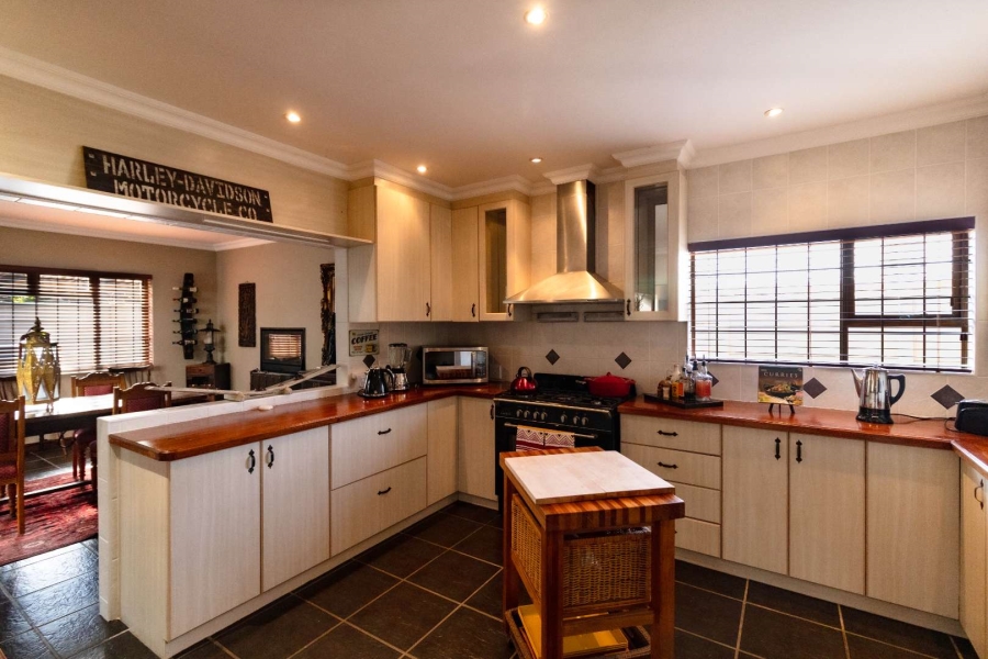 6 Bedroom Property for Sale in Sandbaai Western Cape